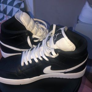 Air Jordan 1 Mid Black and White